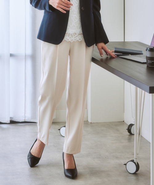 nissen（ニッセン）の「【褒められシルエット】テーパードパンツ（スラックス・レディース・オフホワイト/サックスブルー/グリーン/パープル/ブラック/イエロー/ピンク・M/L/LL/S）」の18枚目の写真