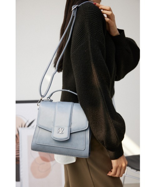 AZUL by moussy（アズールバイマウジー）の「AZモチーフワンハンドルフラップバッグ（ハンドバッグ・レディース・ライトブルー/ブラック/アイボリー・FREE）」の3枚目の写真