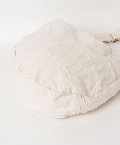 hobo（ホーボー）の「【hobo / ホーボー】SLING BAG DUCK CANVAS VINTAGE WASH（ボディバッグ/ウエストポーチ・メンズ・ナチュラル・FREE）」の11枚目の写真