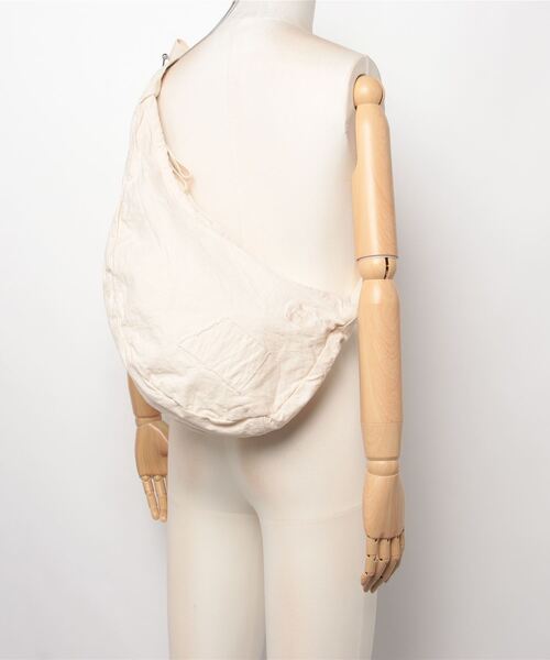 hobo（ホーボー）の「【hobo / ホーボー】SLING BAG DUCK CANVAS VINTAGE WASH（ボディバッグ/ウエストポーチ・メンズ・ナチュラル・FREE）」の13枚目の写真