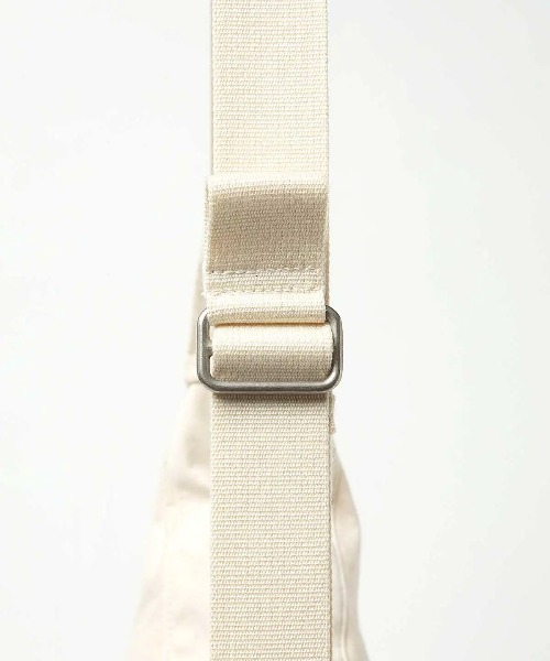 hobo（ホーボー）の「【hobo / ホーボー】SLING BAG DUCK CANVAS VINTAGE WASH（ボディバッグ/ウエストポーチ・メンズ・ナチュラル・FREE）」の6枚目の写真