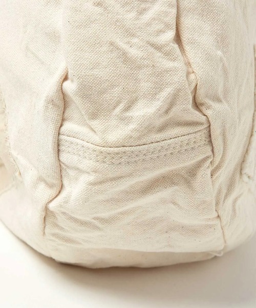 hobo（ホーボー）の「【hobo / ホーボー】SLING BAG DUCK CANVAS VINTAGE WASH（ボディバッグ/ウエストポーチ・メンズ・ナチュラル・FREE）」の7枚目の写真