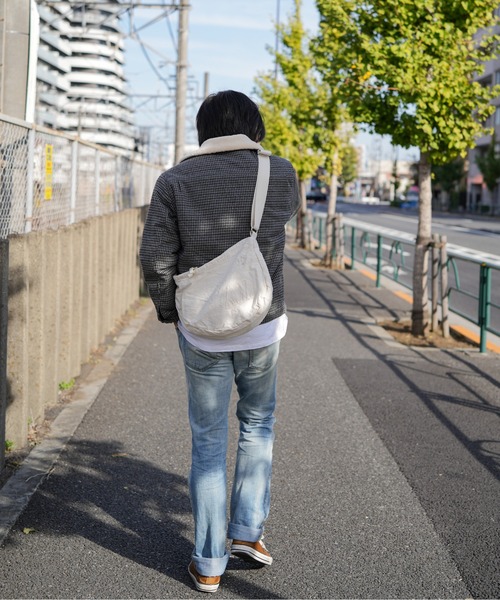 hobo（ホーボー）の「【hobo / ホーボー】SLING BAG DUCK CANVAS VINTAGE WASH（ボディバッグ/ウエストポーチ・メンズ・ナチュラル・FREE）」の4枚目の写真