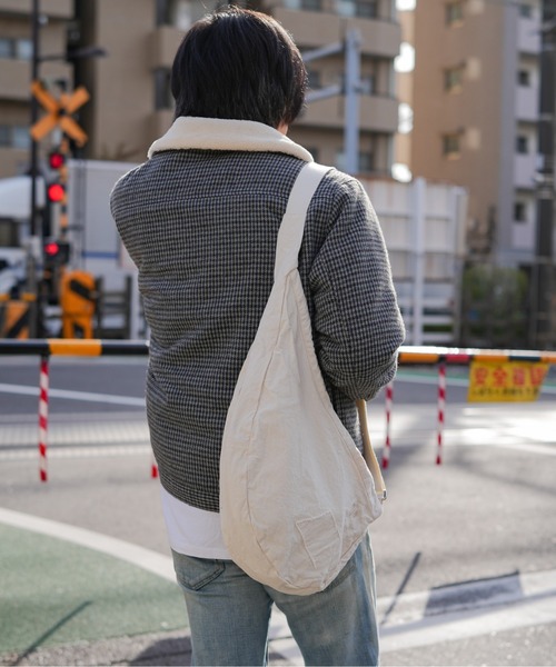 hobo（ホーボー）の「【hobo / ホーボー】SLING BAG DUCK CANVAS VINTAGE WASH（ボディバッグ/ウエストポーチ・メンズ・ナチュラル・FREE）」の5枚目の写真