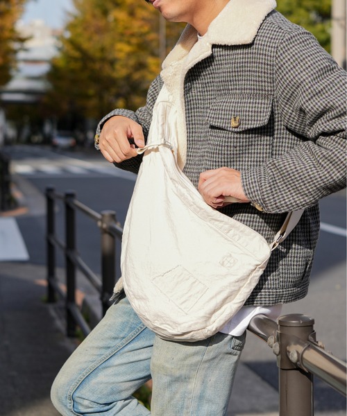 hobo（ホーボー）の「【hobo / ホーボー】SLING BAG DUCK CANVAS VINTAGE WASH（ボディバッグ/ウエストポーチ・メンズ・ナチュラル・FREE）」の2枚目の写真