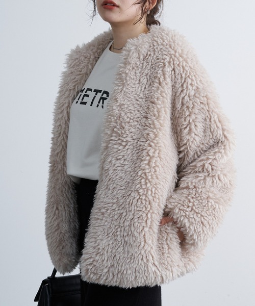 COLONY 2139(コロニートゥーワンスリーナイン)の「シープ風ファーノーカラーミドルコート(ノーカラーコート・レディース・ライトベージュ/チャコールグレー・FREE)」の2枚目の写真