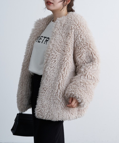 COLONY 2139(コロニートゥーワンスリーナイン)の「シープ風ファーノーカラーミドルコート(ノーカラーコート・レディース・ライトベージュ/チャコールグレー・FREE)」の15枚目の写真