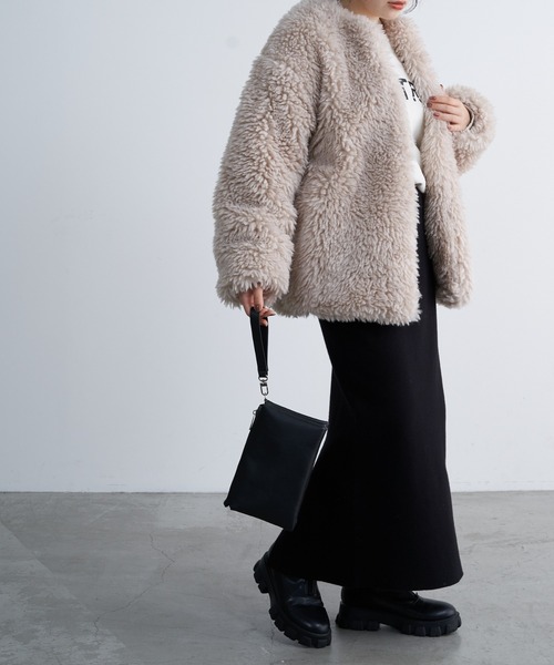 COLONY 2139(コロニートゥーワンスリーナイン)の「シープ風ファーノーカラーミドルコート(ノーカラーコート・レディース・ライトベージュ/チャコールグレー・FREE)」の18枚目の写真