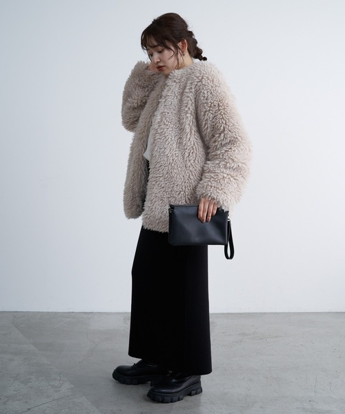 COLONY 2139(コロニートゥーワンスリーナイン)の「シープ風ファーノーカラーミドルコート(ノーカラーコート・レディース・ライトベージュ/チャコールグレー・FREE)」の19枚目の写真