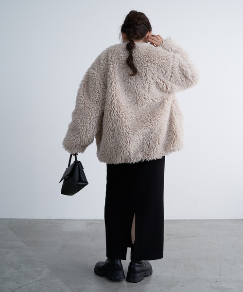 COLONY 2139(コロニートゥーワンスリーナイン)の「シープ風ファーノーカラーミドルコート(ノーカラーコート・レディース・ライトベージュ/チャコールグレー・FREE)」の20枚目の写真