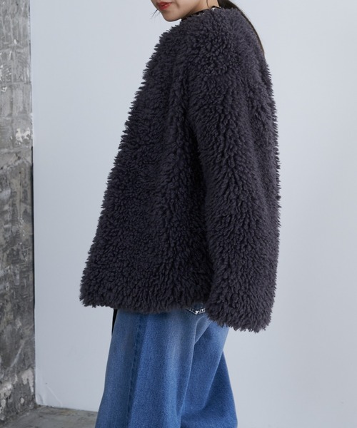 COLONY 2139(コロニートゥーワンスリーナイン)の「シープ風ファーノーカラーミドルコート(ノーカラーコート・レディース・ライトベージュ/チャコールグレー・FREE)」の5枚目の写真