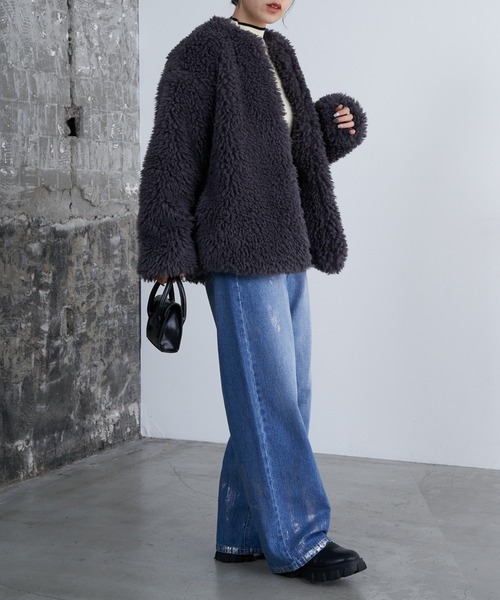 COLONY 2139(コロニートゥーワンスリーナイン)の「シープ風ファーノーカラーミドルコート(ノーカラーコート・レディース・ライトベージュ/チャコールグレー・FREE)」の11枚目の写真