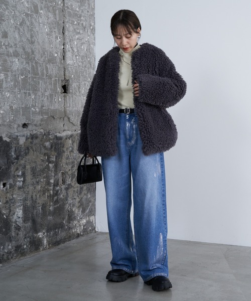 COLONY 2139(コロニートゥーワンスリーナイン)の「シープ風ファーノーカラーミドルコート(ノーカラーコート・レディース・ライトベージュ/チャコールグレー・FREE)」の9枚目の写真