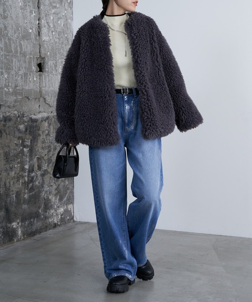 COLONY 2139(コロニートゥーワンスリーナイン)の「シープ風ファーノーカラーミドルコート(ノーカラーコート・レディース・ライトベージュ/チャコールグレー・FREE)」の10枚目の写真