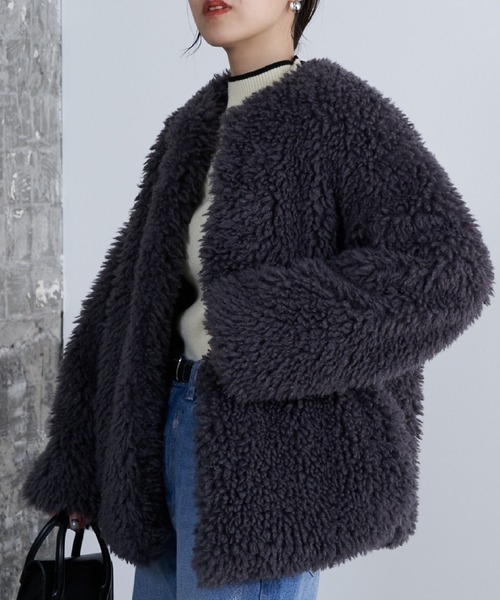 COLONY 2139(コロニートゥーワンスリーナイン)の「シープ風ファーノーカラーミドルコート(ノーカラーコート・レディース・ライトベージュ/チャコールグレー・FREE)」の7枚目の写真