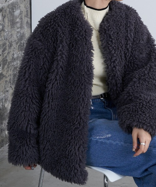 COLONY 2139(コロニートゥーワンスリーナイン)の「シープ風ファーノーカラーミドルコート(ノーカラーコート・レディース・ライトベージュ/チャコールグレー・FREE)」の4枚目の写真