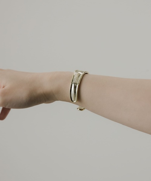 SMELLY（スメリー）の「アシンメトリーメタルバングル（バングル/リストバンド・レディース・ゴールド・-）」の2枚目の写真