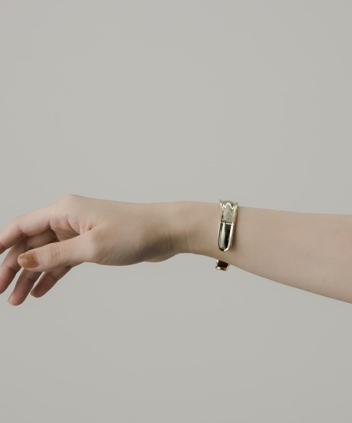 SMELLY（スメリー）の「アシンメトリーメタルバングル（バングル/リストバンド・レディース・ゴールド・-）」の3枚目の写真