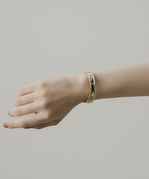 SMELLY（スメリー）の「アシンメトリーメタルバングル（バングル/リストバンド・レディース・ゴールド・-）」の4枚目の写真