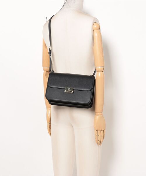 BENETTON (UNITED COLORS OF BENETTON)（ベネトンユナイテッドカラーズオブベネトン）の「メタルロゴフェイクレザーミディアムショルダーバッグ（ショルダーバッグ・レディース・ブラック/ホワイト・FREE）」の3枚目の写真