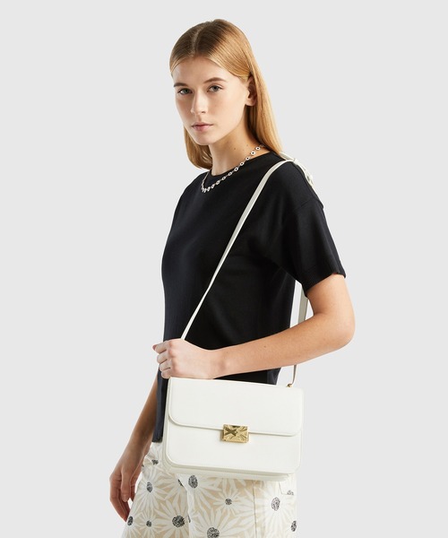 BENETTON (UNITED COLORS OF BENETTON)（ベネトンユナイテッドカラーズオブベネトン）の「メタルロゴフェイクレザーミディアムショルダーバッグ（ショルダーバッグ・レディース・ブラック/ホワイト・FREE）」の8枚目の写真