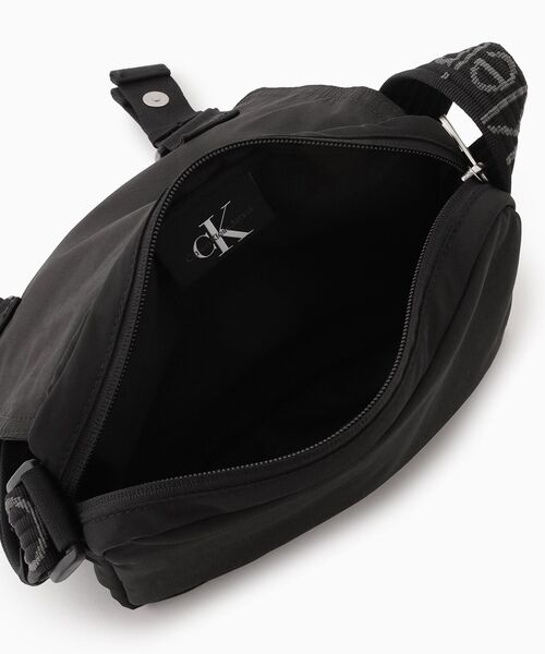 Calvin Klein（カルバン・クライン）の「フラップ カメラバッグ（ショルダーバッグ・メンズ・ブラック・FREE）」の4枚目の写真