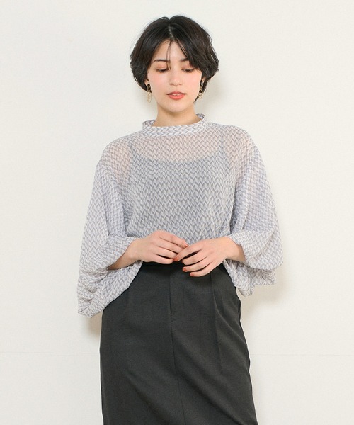 INED CLARO(イネドクラロ)の「ジオメトリックプリントブラウス【セットアップ対応】(シャツ/ブラウス・レディース・グレー/ベージュ/グリーン・フリー)」の2枚目の写真