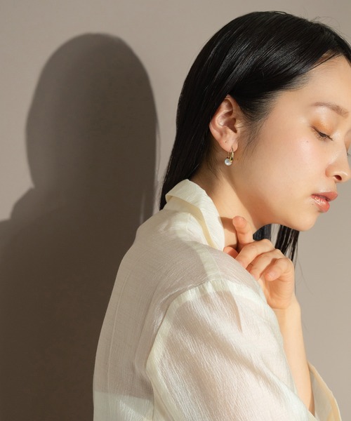 voov(ブーブ)の「ドロップ ニュアンス フック ピアス パール バックキャッチ(ピアス(両耳用)・レディース・ゴールド/シルバー・フリー)」の12枚目の写真