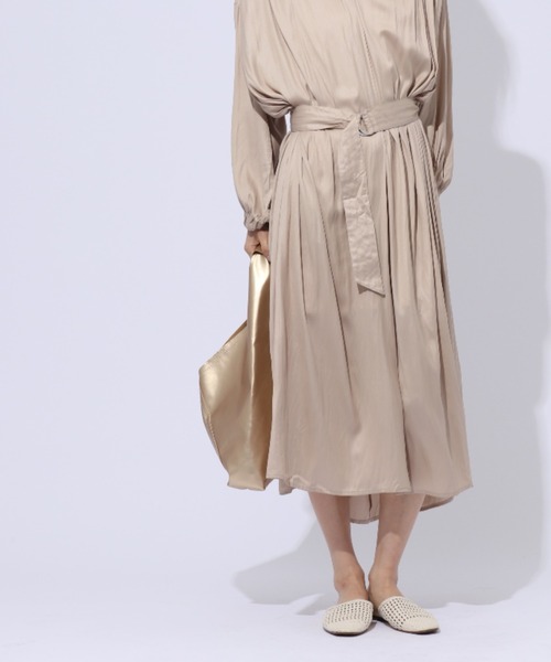 ENIM BY VICKY(エニムバイビッキー)の「ベルト付きサテンワンピース《手洗い可能》(ワンピース・レディース・ベージュ・M)」の2枚目の写真
