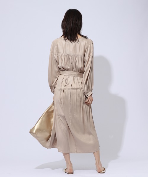 ENIM BY VICKY(エニムバイビッキー)の「ベルト付きサテンワンピース《手洗い可能》(ワンピース・レディース・ベージュ・M)」の4枚目の写真