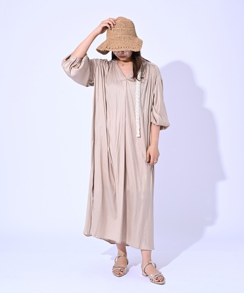 ENIM BY VICKY(エニムバイビッキー)の「ベルト付きサテンワンピース《手洗い可能》(ワンピース・レディース・ベージュ・M)」の7枚目の写真