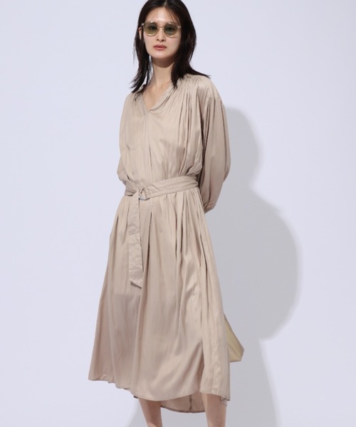 ENIM BY VICKY(エニムバイビッキー)の「ベルト付きサテンワンピース《手洗い可能》(ワンピース・レディース・ベージュ・M)」の8枚目の写真