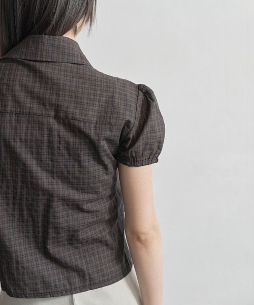 UNE MANSION（ユヌマンション）の「[UNE ORIGINAL]ショルダーパフサイドピンタックユニークリボンチェックブラウスシャツ（シャツ/ブラウス・レディース・ベージュ/ブラウン/ネイビー・FREE）」の22枚目の写真