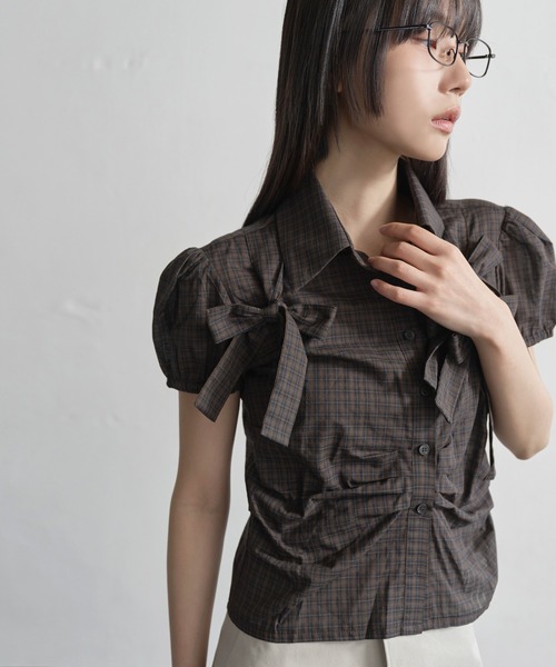UNE MANSION（ユヌマンション）の「[UNE ORIGINAL]ショルダーパフサイドピンタックユニークリボンチェックブラウスシャツ（シャツ/ブラウス・レディース・ベージュ/ブラウン/ネイビー・FREE）」の21枚目の写真