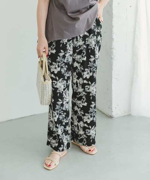 ITEMS URBANRESEARCH(アイテムズ アーバンリサーチ)の「プリントイージーワイドパンツ(その他パンツ・レディース・ブラック/キャメル・FREE)」の2枚目の写真