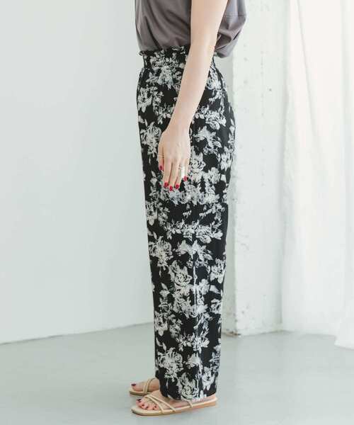 ITEMS URBANRESEARCH(アイテムズ アーバンリサーチ)の「プリントイージーワイドパンツ(その他パンツ・レディース・ブラック/キャメル・FREE)」の15枚目の写真