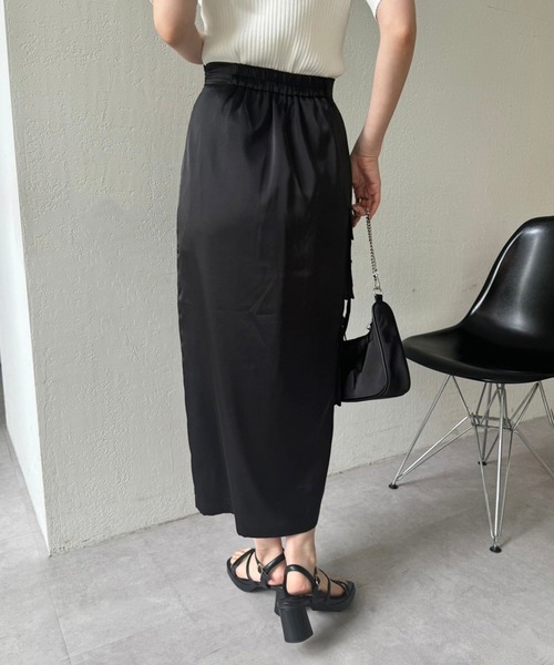 one after another NICE CLAUP（ワンアフターアナザーナイスクラップ）の「【OTONA NICE】カーゴポケットサテンスカート（スカート・レディース・アイボリー/グレー/ブラック・SMALL/MEDIUM）」の15枚目の写真