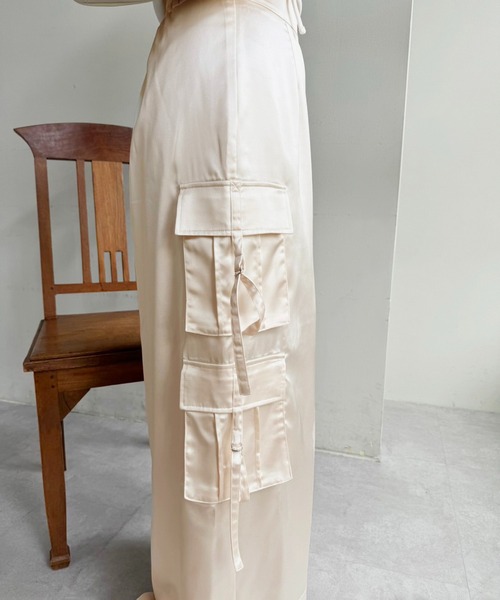 one after another NICE CLAUP（ワンアフターアナザーナイスクラップ）の「【OTONA NICE】カーゴポケットサテンスカート（スカート・レディース・アイボリー/グレー/ブラック・SMALL/MEDIUM）」の11枚目の写真