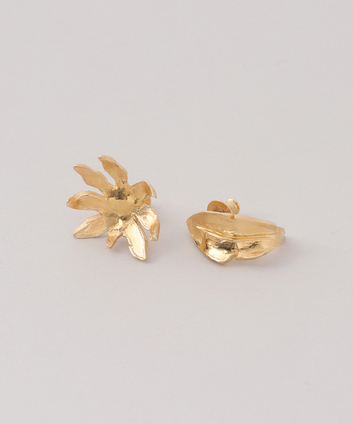JOURNAL STANDARD(ジャーナルスタンダード)の「【MAISON DPULSE×TOLIGHT】 FLOWER*LEAF ピアス(ピアス(両耳用)・レディース・ゴールド・FREE)」の4枚目の写真