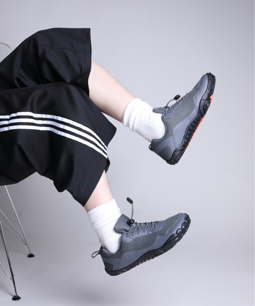 shoes365(シューズスリーシックスファイヴ)の「【shoes365】メッシュデザイン防滑アウトドアシューズ(その他シューズ・レディース・ダークグレー/ブラック・24.5cm/25.0cm/25.5cm/26.0cm/26.5cm/27.0cm)」の2枚目の写真