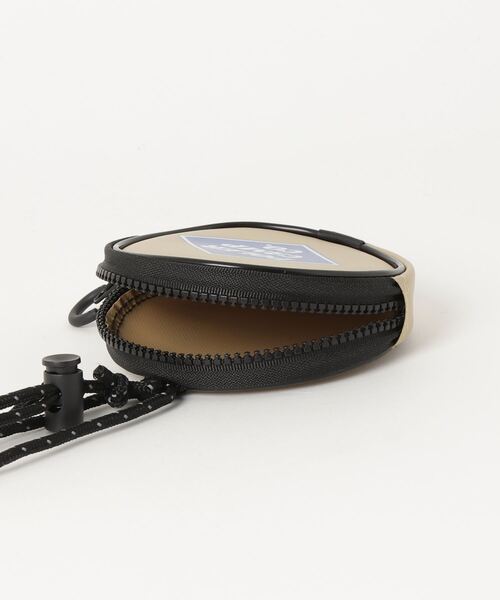 POLeR（ポーラー）の「POLeR HIGH&DRY PVC ROUND POUCH（ショルダーバッグ・メンズ・ベージュ/ブラック・FREE）」の8枚目の写真