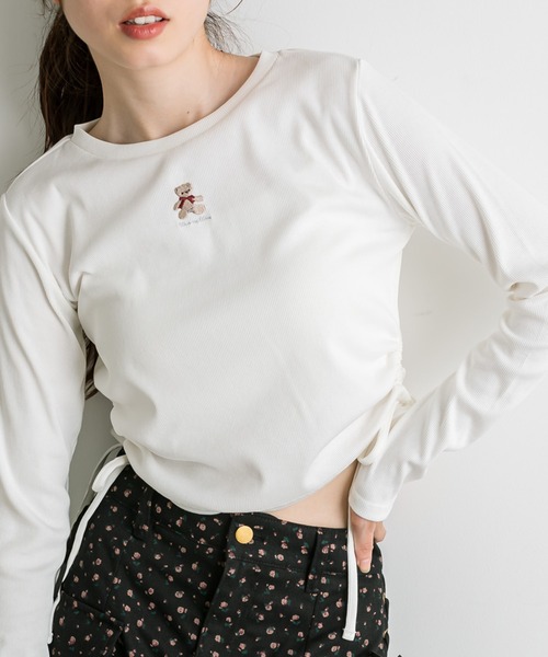 OLIVE des OLIVE(オリーブデオリーブ)の「クマ刺繍脇ドロストTシャツ(Tシャツ/カットソー・レディース・ベージュ/サックスブルー/オフホワイト/チャコールグレー・FREE)」の3枚目の写真