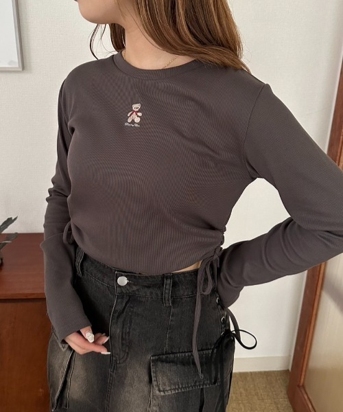 OLIVE des OLIVE(オリーブデオリーブ)の「クマ刺繍脇ドロストTシャツ(Tシャツ/カットソー・レディース・ベージュ/サックスブルー/オフホワイト/チャコールグレー・FREE)」の1枚目の写真