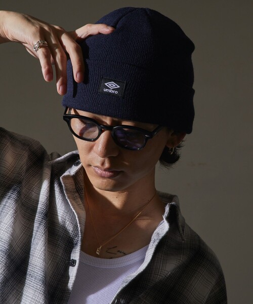 UMBRO（アンブロ）の「UMBRO/アンブロ 別注 UMBRO ワンポイントロゴビーニー/ニット帽(限定展開)（ニットキャップ/ビーニー・メンズ・ブラック/ネイビー/ライトグレー・ONE SIZE）」の4枚目の写真
