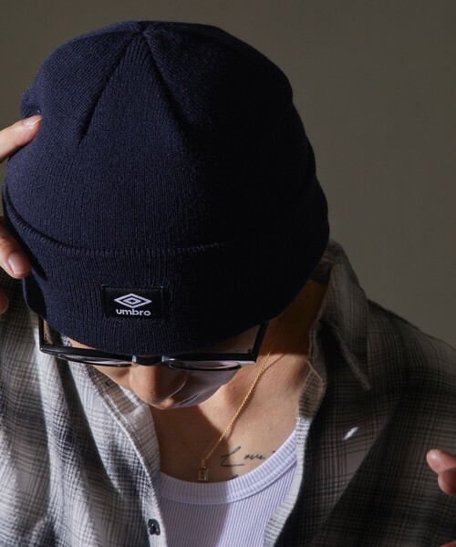 UMBRO（アンブロ）の「UMBRO/アンブロ 別注 UMBRO ワンポイントロゴビーニー/ニット帽(限定展開)（ニットキャップ/ビーニー・メンズ・ブラック/ネイビー/ライトグレー・ONE SIZE）」の5枚目の写真
