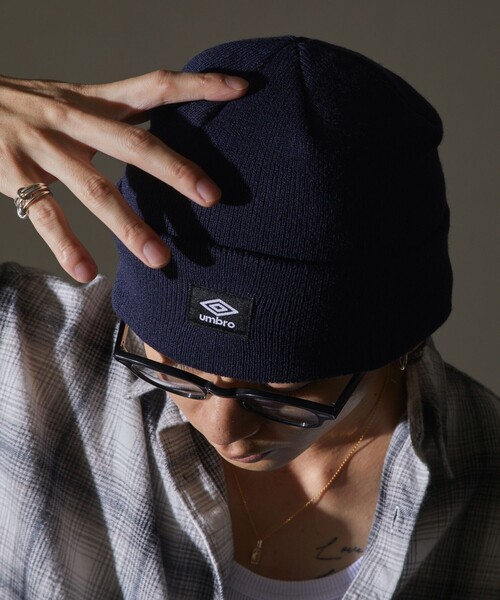UMBRO（アンブロ）の「UMBRO/アンブロ 別注 UMBRO ワンポイントロゴビーニー/ニット帽(限定展開)（ニットキャップ/ビーニー・メンズ・ブラック/ネイビー/ライトグレー・ONE SIZE）」の6枚目の写真