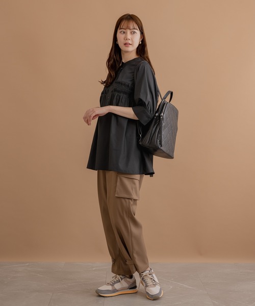 KATHARINE ROSS（キャサリンロス）の「【KATHARINE ROSS】【上品きれいめ/体型カバー】 ドミノプリーツブラウス（シャツ/ブラウス・レディース・ブラック/グレイッシュベージュ・MEDIUM）」の10枚目の写真