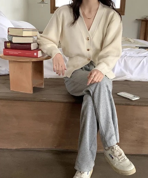 a lot of love(ア ロット オブ ラブ)の「3ボタンエレガントカーディガン(カーディガン/ボレロ・レディース・ブラック/オフホワイト・FREE)」の1枚目の写真