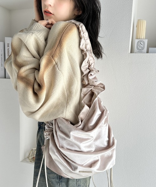 mily bilet(ミウィビレット)の「【mily bilet】機能性も可愛さも♪ギャザーが目を惹く、ドロストデザインベロアショルダーバッグ(ショルダーバッグ・レディース・ブラック/シルバー/アイボリー・ONE SIZE)」の2枚目の写真