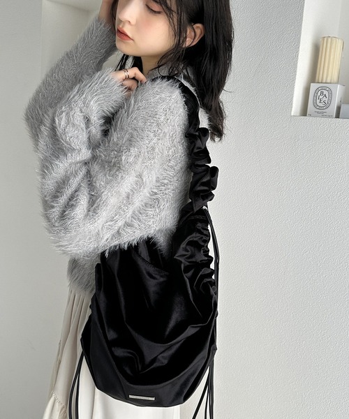 mily bilet(ミウィビレット)の「【mily bilet】機能性も可愛さも♪ギャザーが目を惹く、ドロストデザインベロアショルダーバッグ(ショルダーバッグ・レディース・ブラック/シルバー/アイボリー・ONE SIZE)」の10枚目の写真